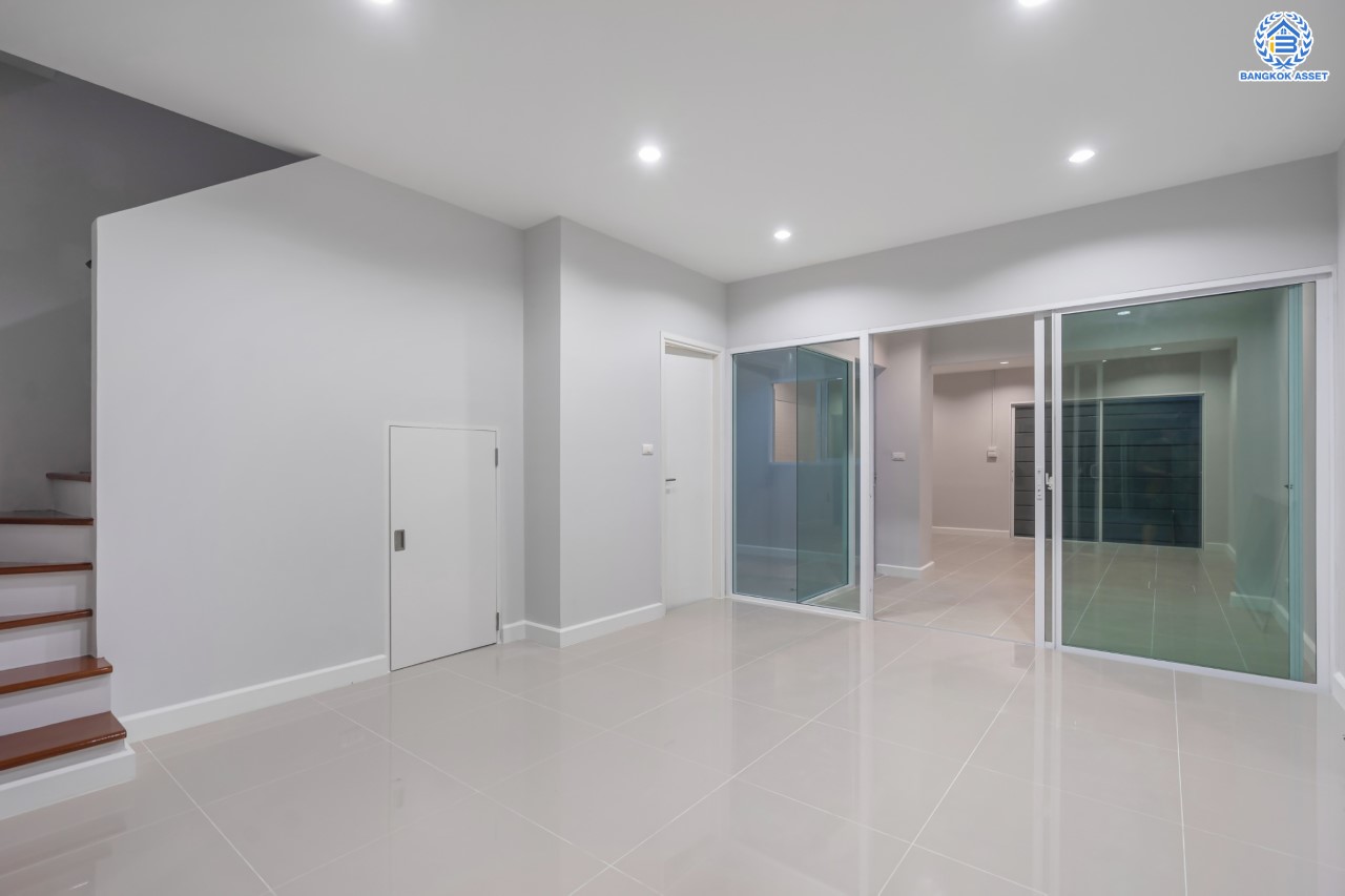 บ้านมือสองตกแต่งใหม่ ม.พาทิโอ แจ้งวัฒนะ-เมืองทอง ใจกลางเมืองทองธานี พร้อมสิ่งอำนวยความสะดวกครบครัน ใกล้ทะเลสาบเมืองทอง หลังใหญ่ 3 ชั้น บนเนื้อที่ 22 ตร.ว. ฟังก์ชัน พร้อม 3 ห้องนอน 3 ห้องน้ำ บนทำเลเชื่อมต่อ ถ.ติวานนท์, ถ.แจ้งวัฒนะ ใกล้ทางด่วน "เมืองทอง"...